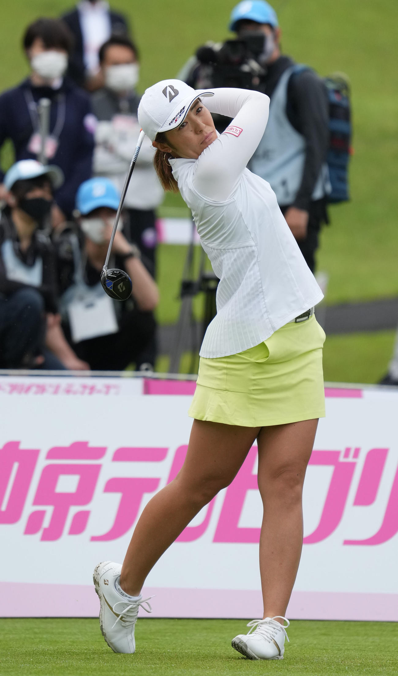 1番、ティーショットを放つ渡辺彩香（撮影・森本幸一）
