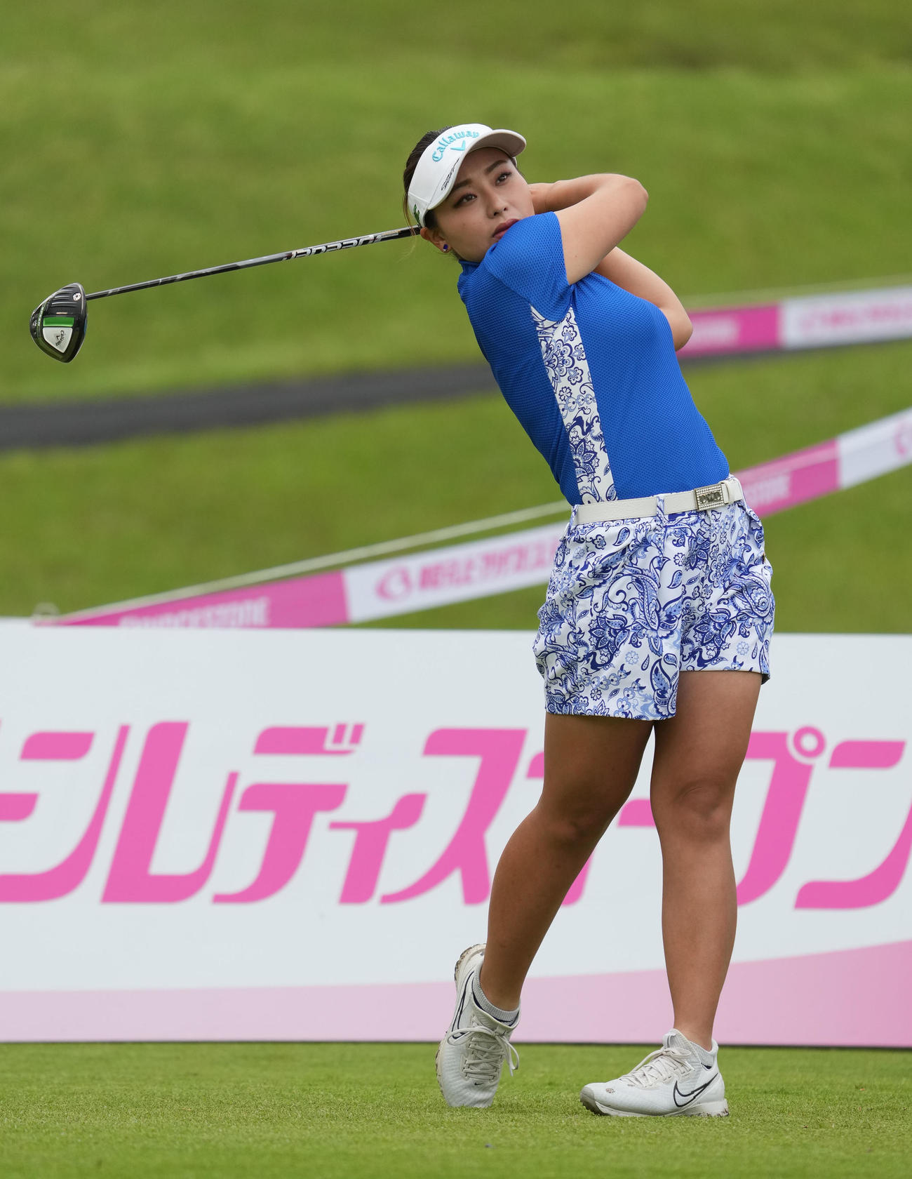 1番、ティーショットを放つ竹内美雪（撮影・森本幸一）