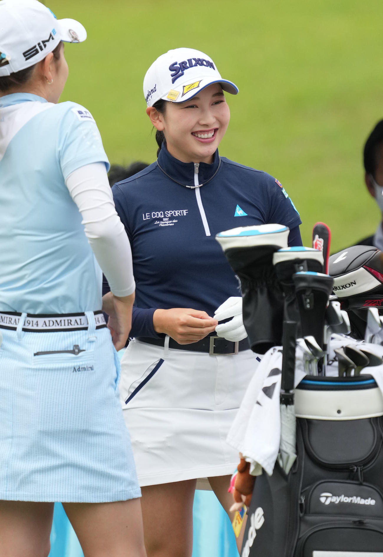 1番、談笑する小祝さくら（撮影・森本幸一）