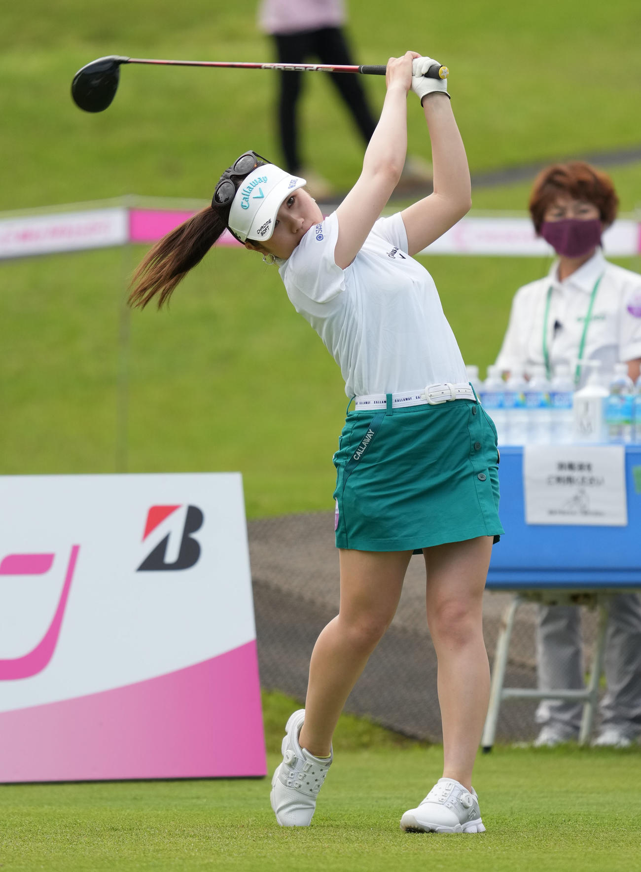 1番、ティーショットを放つ西村優菜（撮影・森本幸一）