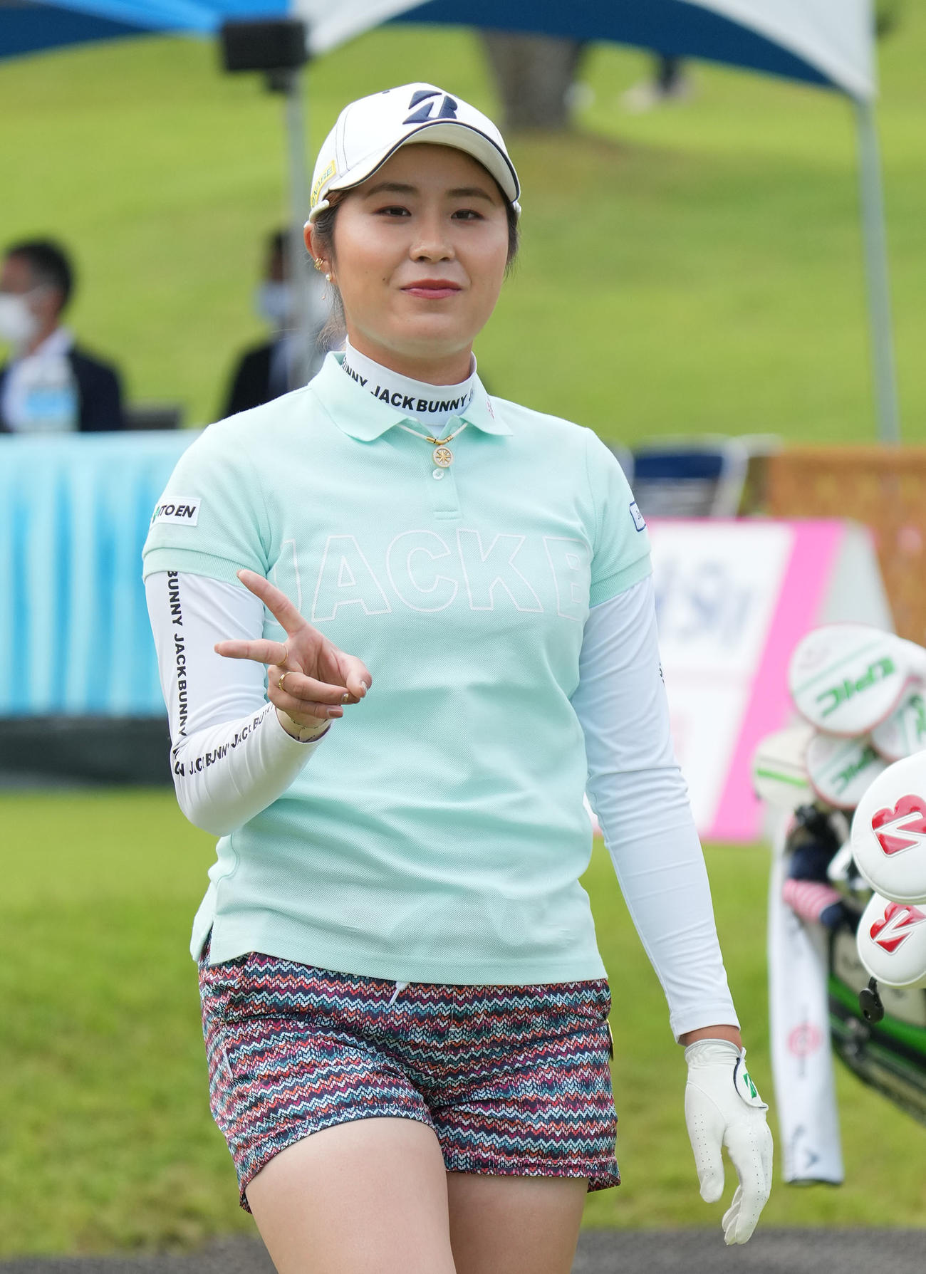 1番、ティーショットを放ちスタートする大里桃子（撮影・森本幸一）