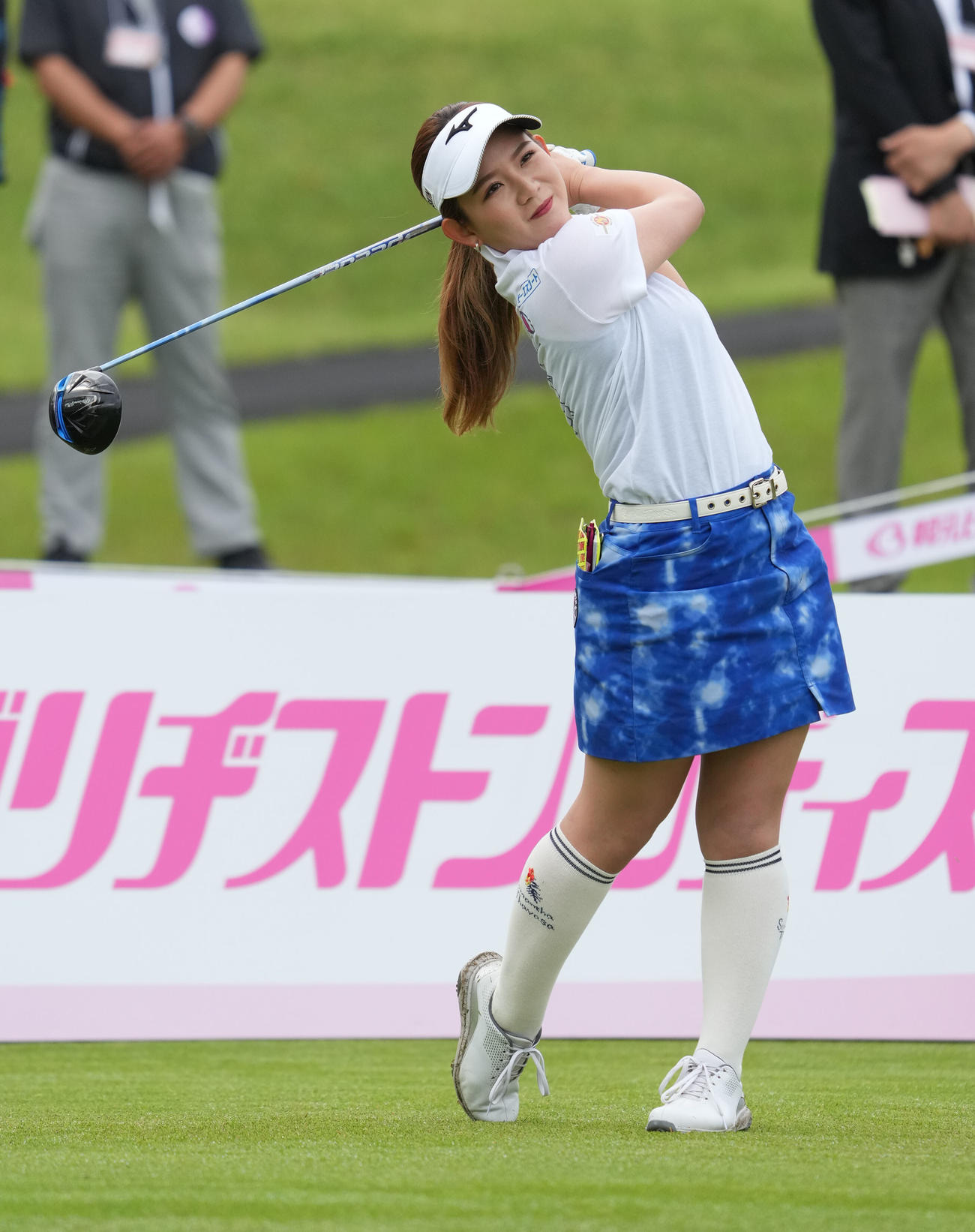 1番、ティーショットを放つ吉本ひかる（撮影・森本幸一）