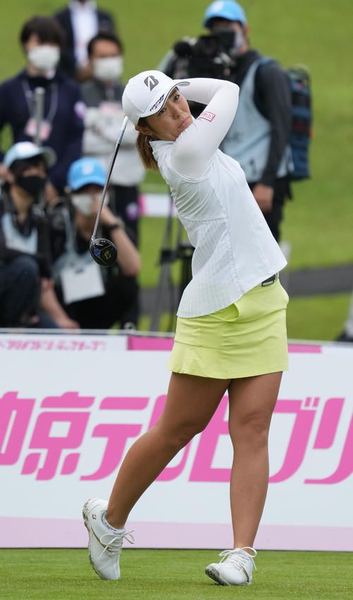 1番、ティーショットを放つ渡辺彩香（撮影・森本幸一）