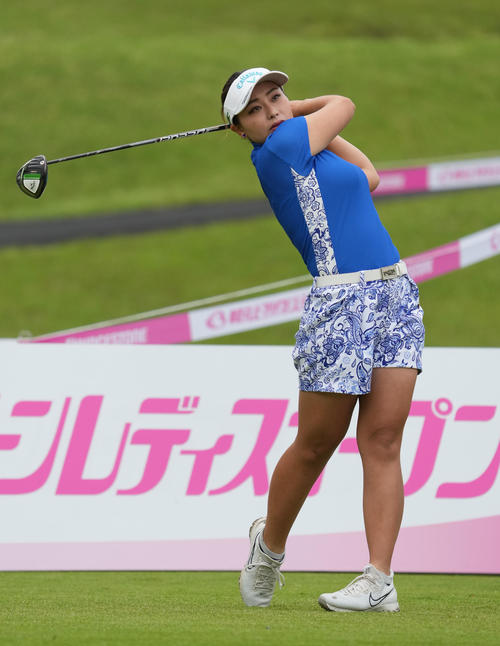 1番、ティーショットを放つ竹内美雪（撮影・森本幸一）