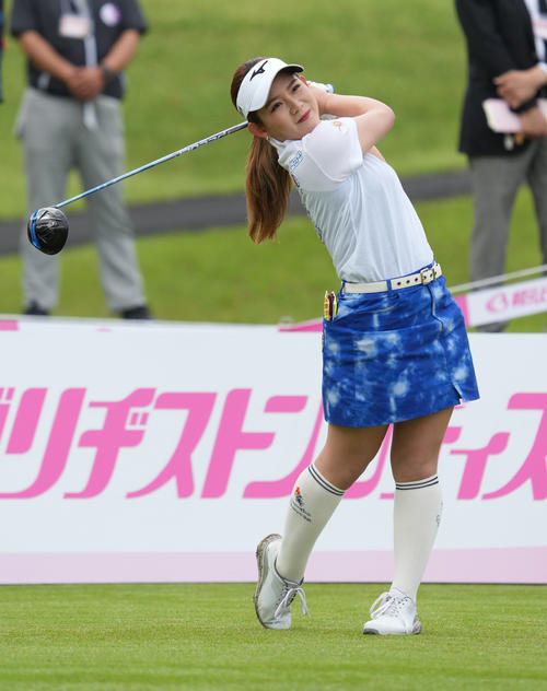 1番、ティーショットを放つ吉本ひかる（撮影・森本幸一）