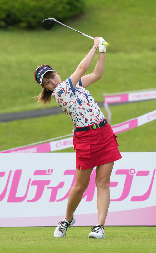 1番、ティーショットを放つ田辺ひかり（撮影・森本幸一）