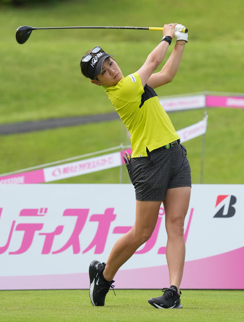1番、ティーショットを放つ成田美寿々（撮影・森本幸一）