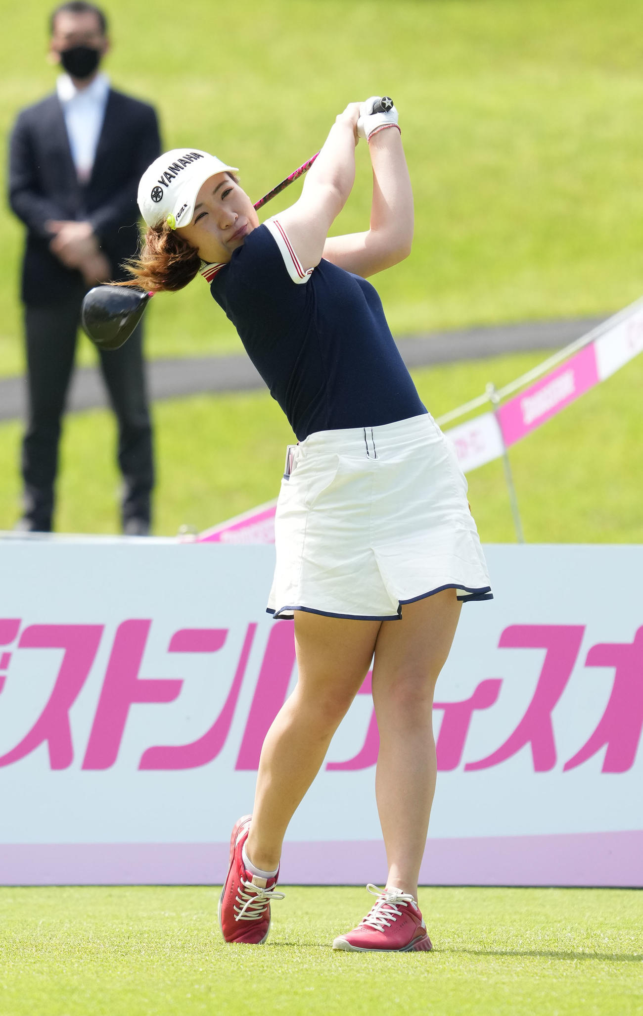 1番、ティーショットを放つ永井花奈（撮影・森本幸一）