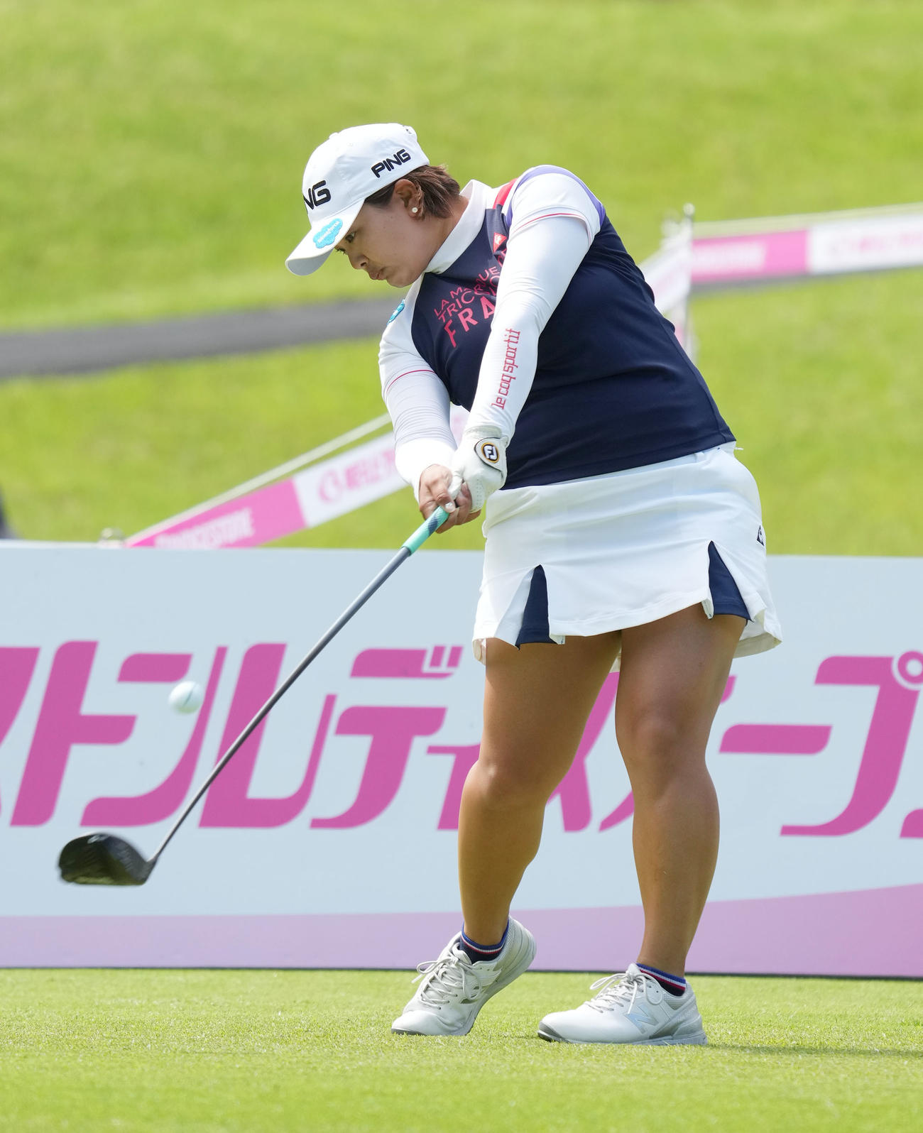 1番、ティーショットを放つ鈴木愛（撮影・森本幸一）