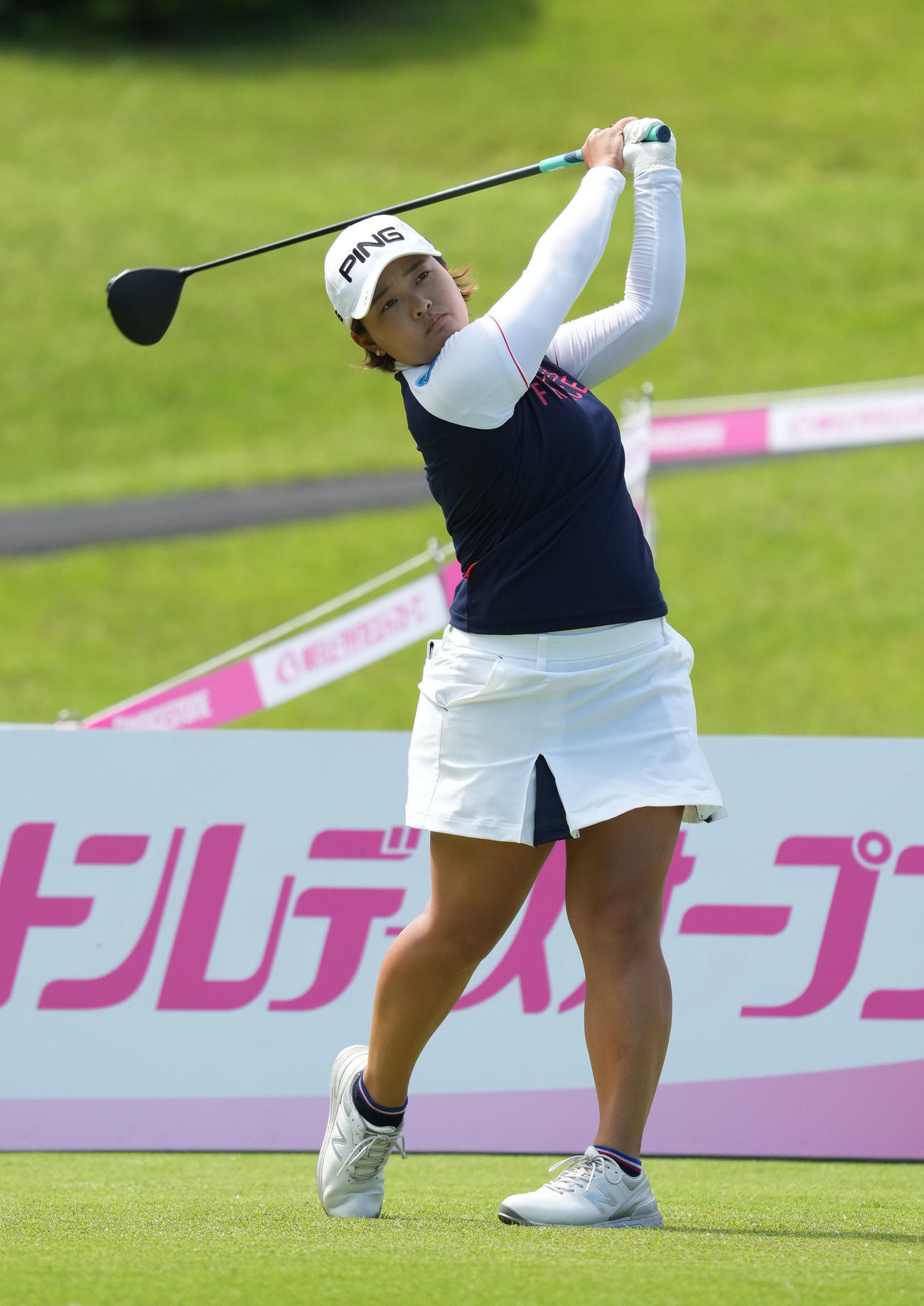 1番、ティーショットを放つ鈴木愛（撮影・森本幸一）