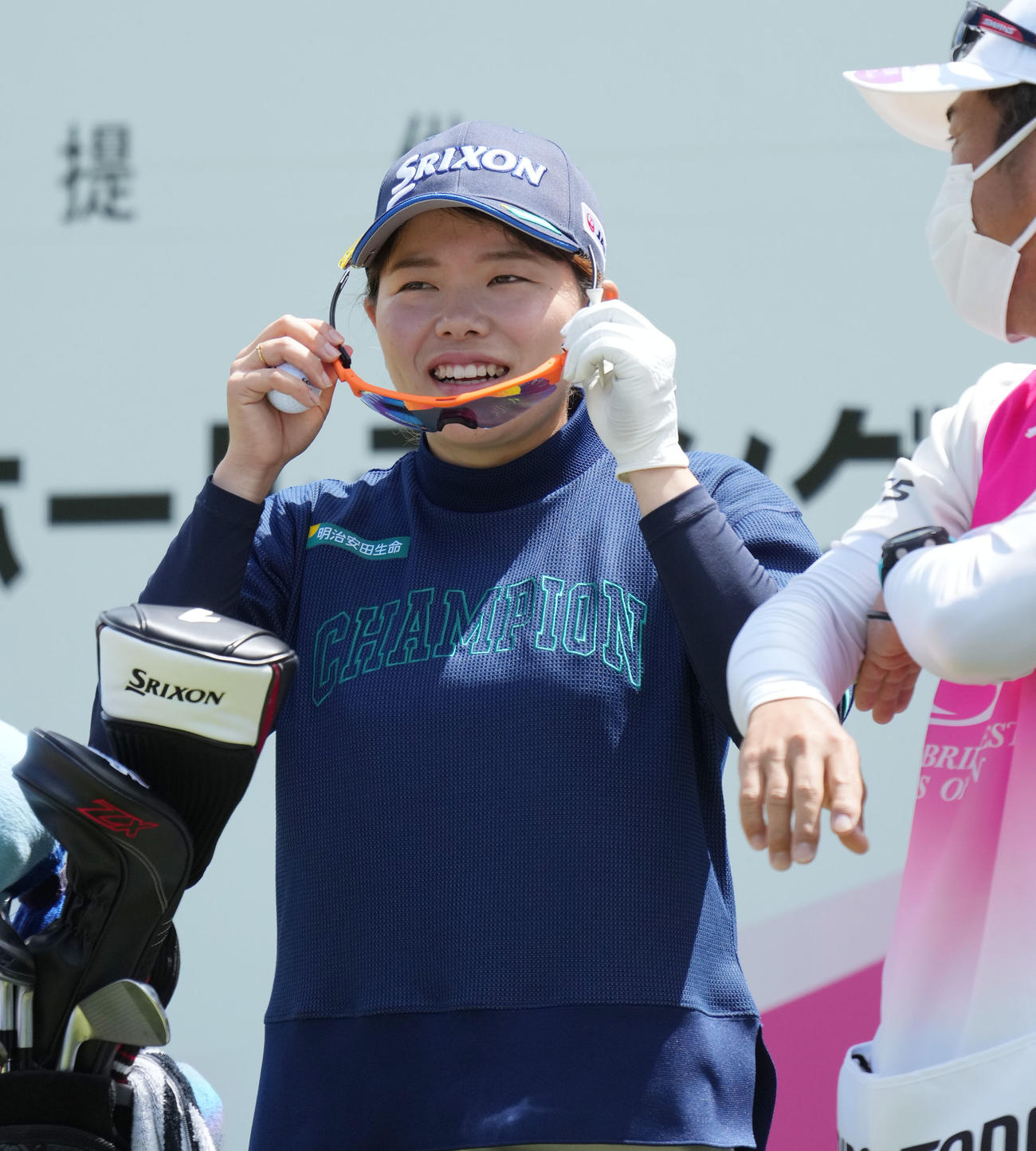 15番、キャディーと言葉を交わす勝みなみ（撮影・森本幸一）