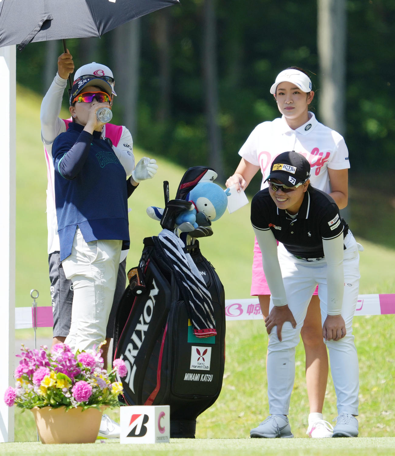 14番、スタートを待つ勝みなみ（前・左）、笹生優花（前・右）、原英莉花（後・右）（撮影・森本幸一）