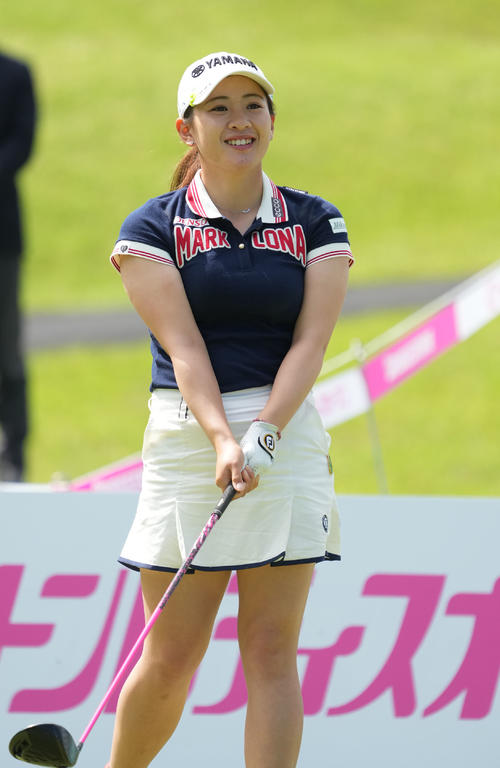 1番、ティーショットを放ち打球のゆくへを見つめる永井花奈（撮影・森本幸一）