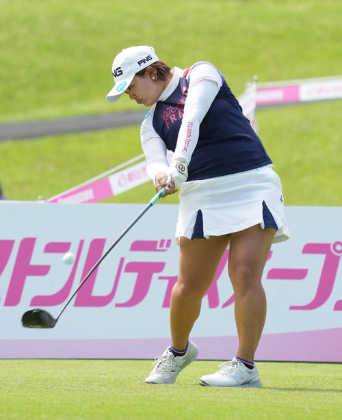 1番、ティーショットを放つ鈴木愛（撮影・森本幸一）