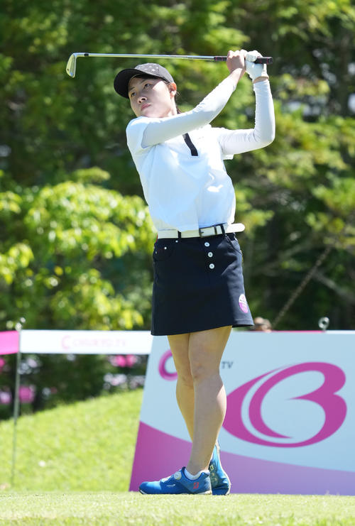 15番、ティーショットを放つ横山珠々奈（撮影・森本幸一）