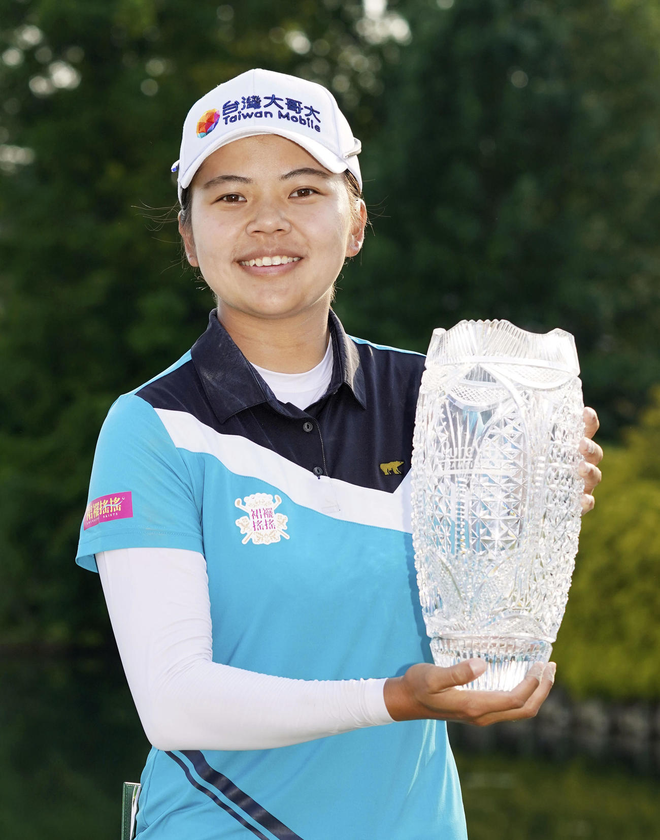 最終ラウンド、通算13アンダーで優勝し、トロフィーを掲げる徐（共同）