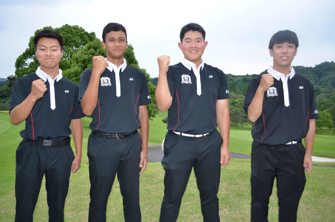 神奈川団体男子で優勝した厚木北。左から山田一輝、秋山ブライアン、佐藤友樹、大久保海（撮影・吉池彰）