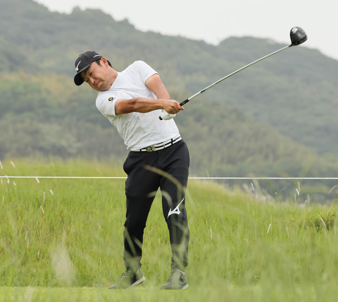 11番でティーショットを放つ時松隆光（代表撮影）