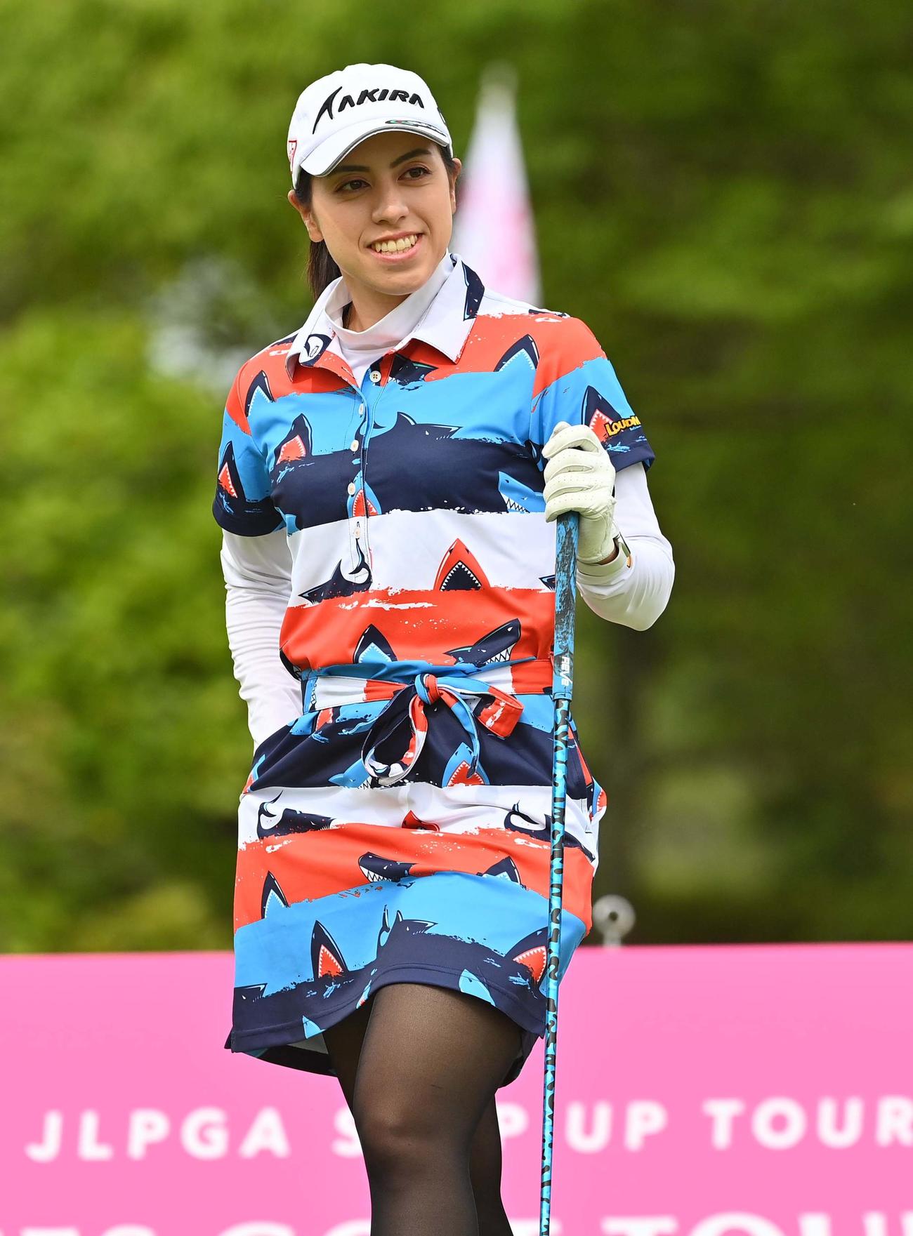 1番、笑顔を見せながらティーグラウンドを歩くスタイヤーノ梨々菜（撮影・上田博志）