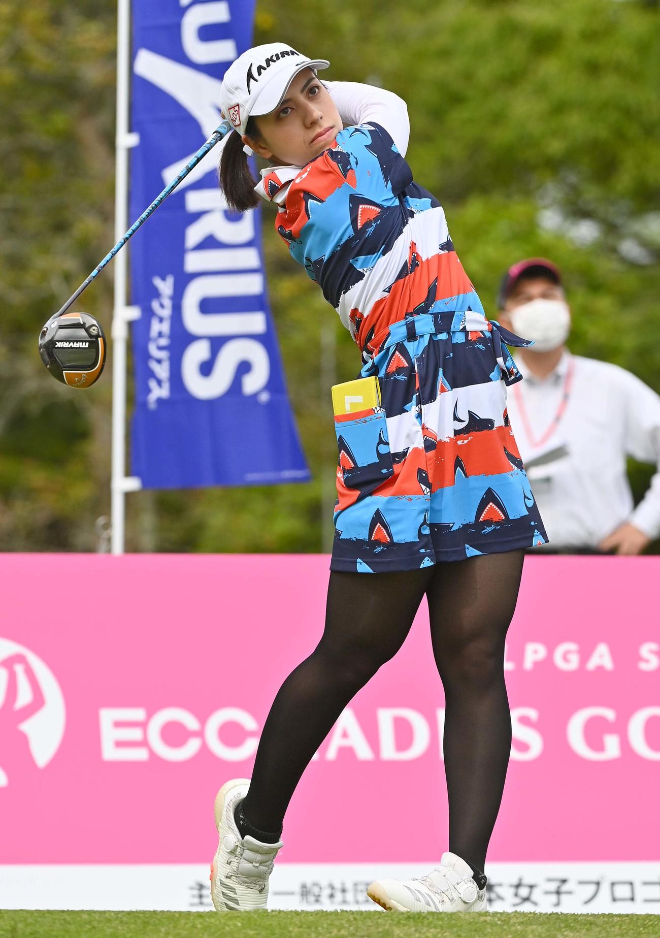 1番、ティーショットを放つスタイヤーノ梨々菜（撮影・上田博志）