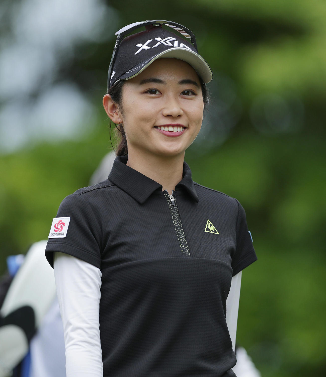 10番、ティーショットを放ち笑顔で第2打へ向かう安田祐香（撮影・前田充）