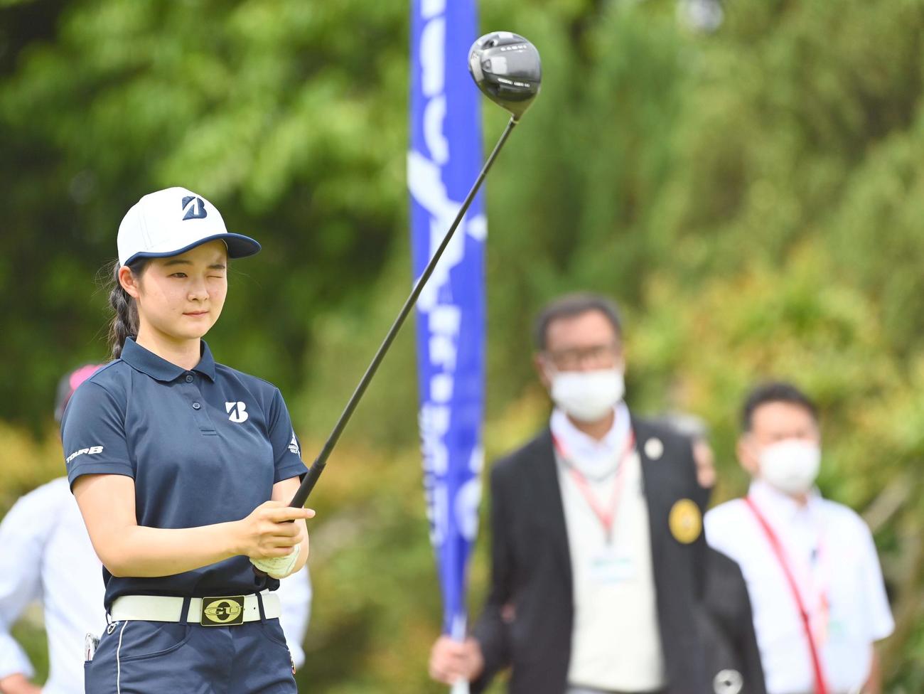 1番　ティーグラウンドで狙いを定める川崎春花（撮影・上田博志）