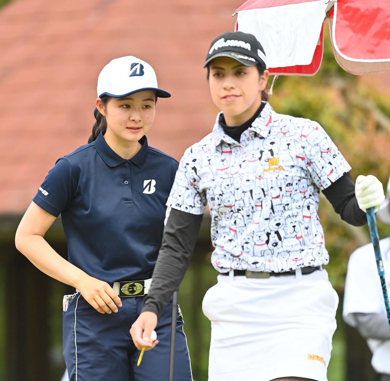 1番からスタートする首位の川崎春花（左）と2位のスタイヤーノ梨々菜（撮影・上田博志）