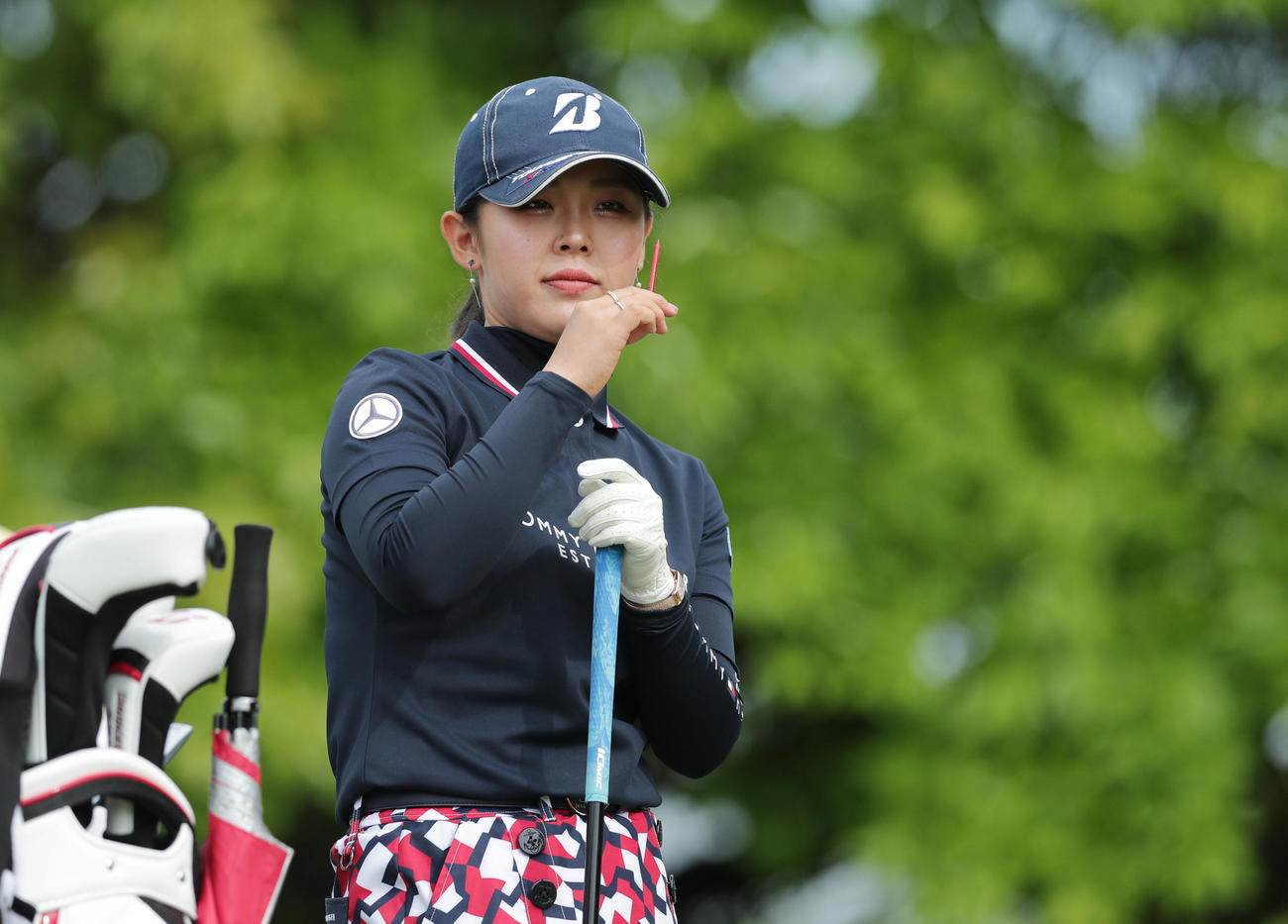 10番、ティーショットを待つ吉田優利（撮影・前田充）