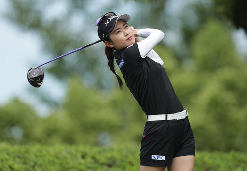 10番、ティーショットを放つ安田祐香（撮影・前田充）