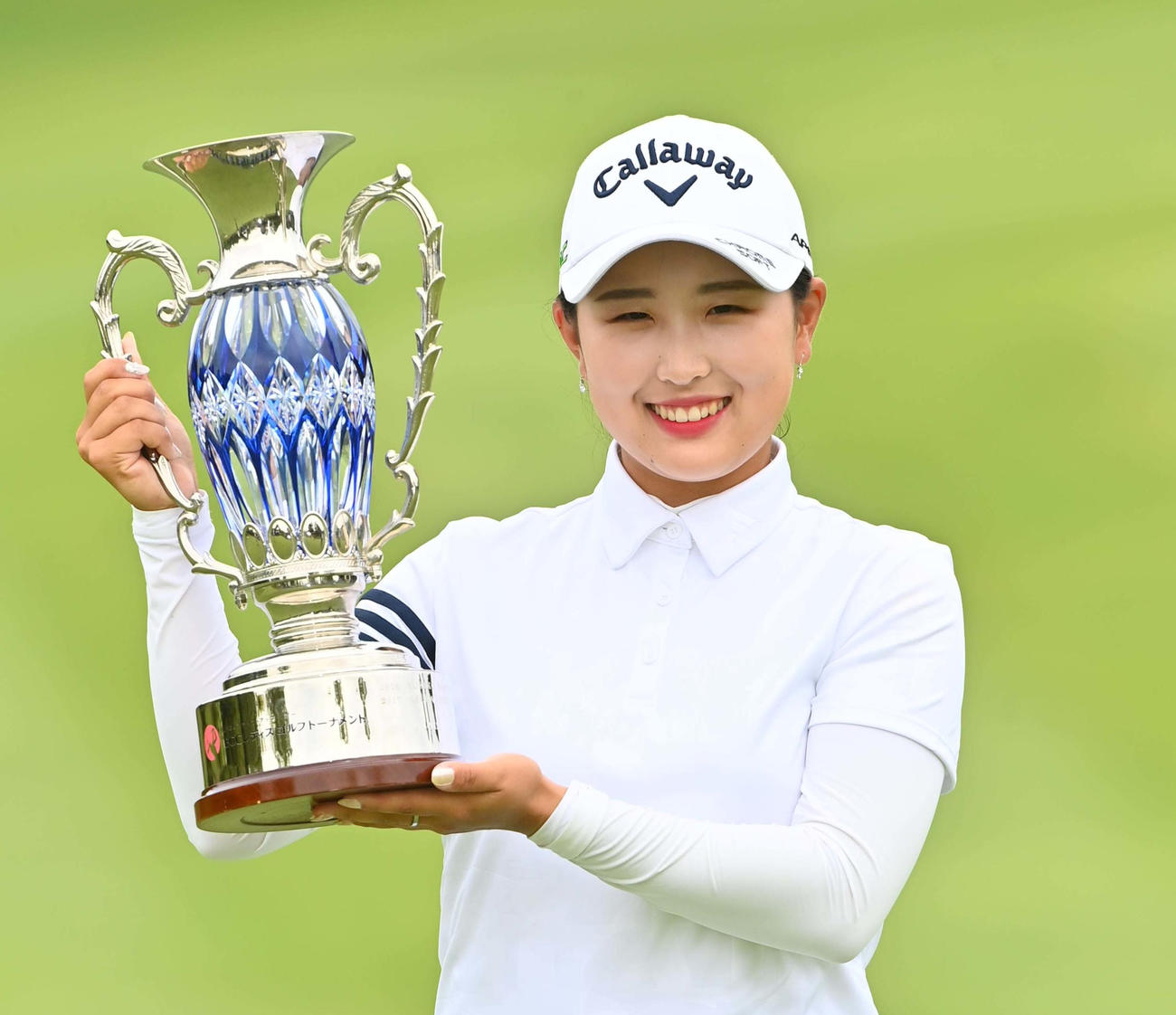 優勝カップを手に笑顔を見せるリ・ハナ（撮影・上田博志）