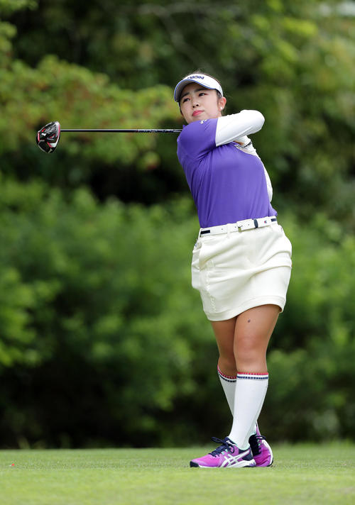 11番、ティーショットを放つ山下美夢有（撮影・前田充）