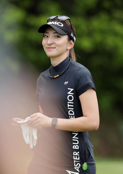 11番、ティーショットを放ち笑顔で第2打へ向かう脇元華（撮影・前田充）