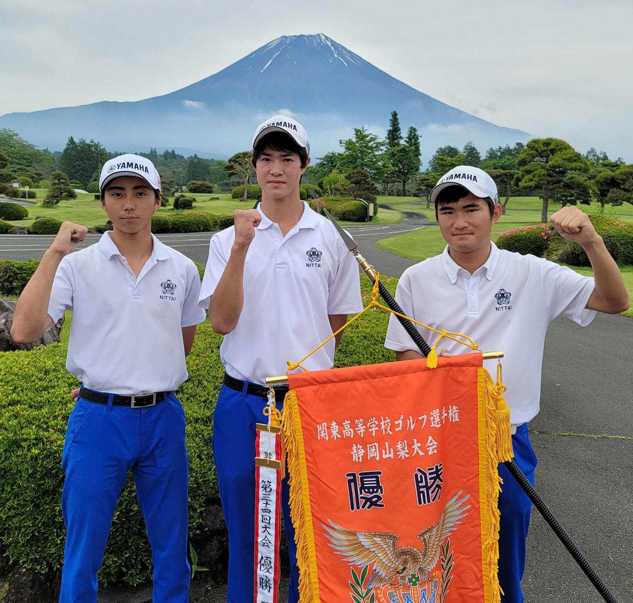 静岡山梨団体男子優勝の浜松日体。左から仲西郷、神田悠貴、川島尚健
