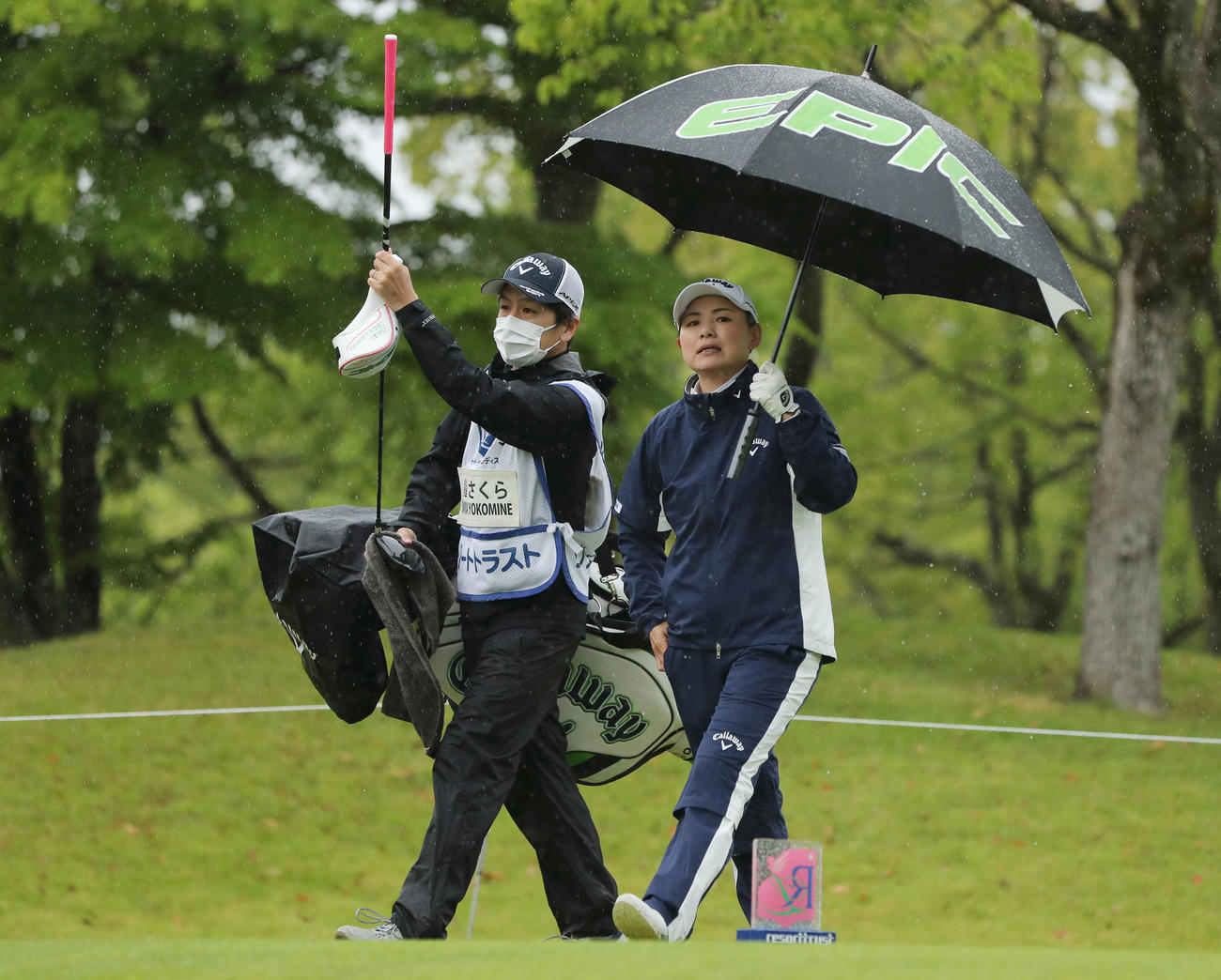 1番、スタートする横峯さくら。左は夫でキャディーを務める森川氏（撮影・前田充）