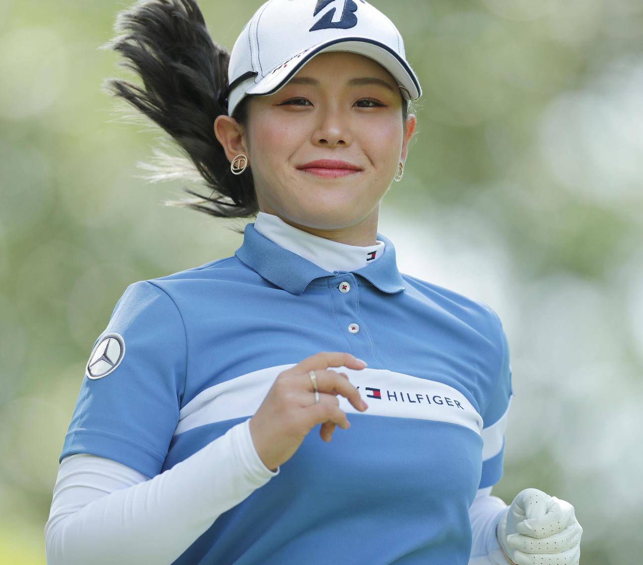 2番、ティーショットを放ち笑顔で第2打へ向かう吉田優利（撮影・前田充）
