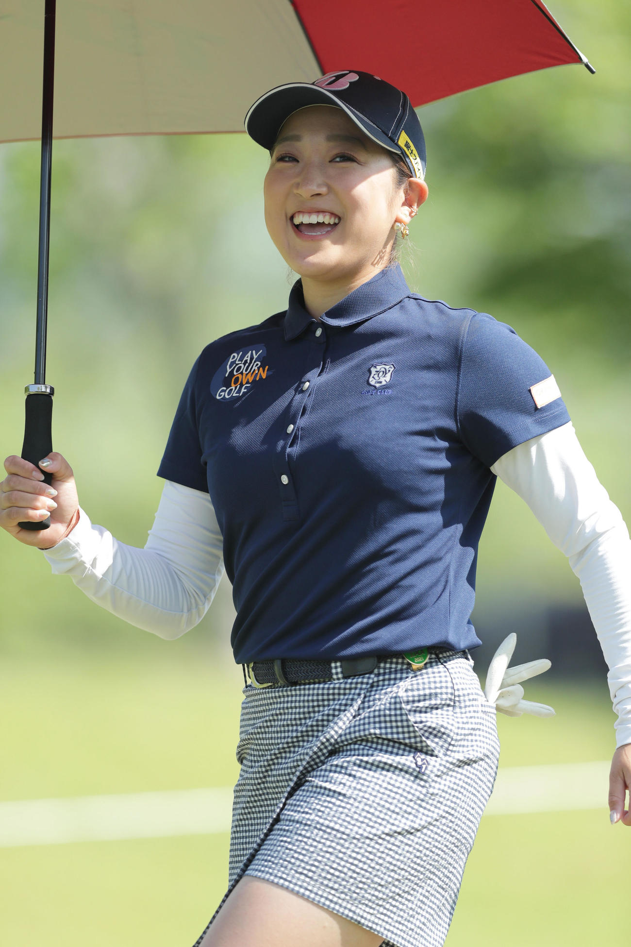 1番、ティーショットを放ち笑顔で第2打へ向かう高木優奈（撮影・前田充