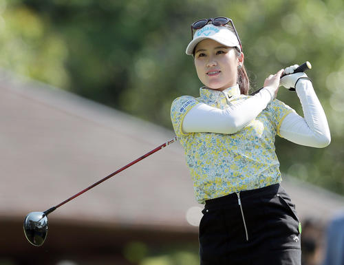 1番、ティーショットを放ち打球を見つめる西村優菜（撮影・前田充）