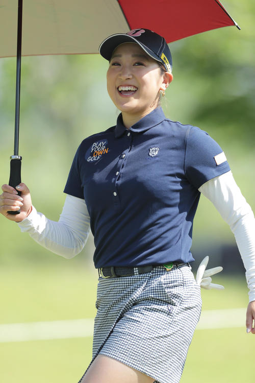 1番、ティーショットを放ち笑顔で第2打へ向かう高木優奈（撮影・前田充