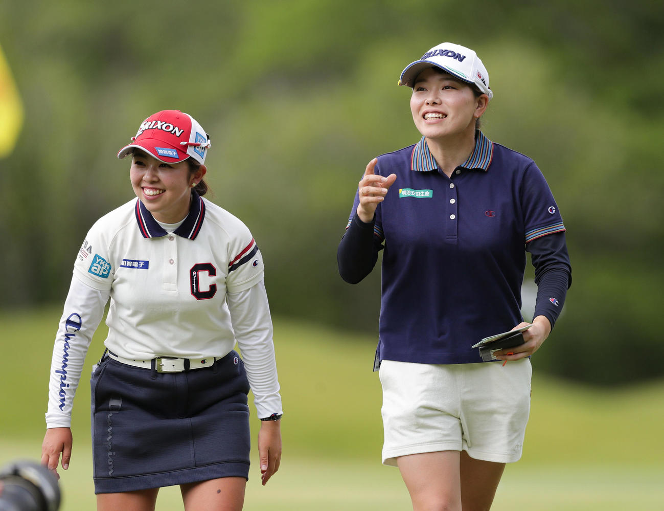 18番、バーディーを奪い笑顔でホールアウトする勝みなみ。左は山下美夢有（撮影・前田充）