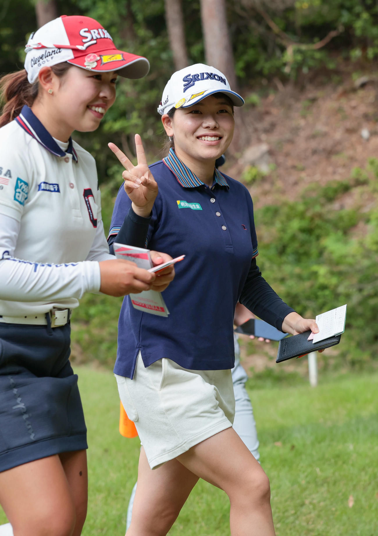 18番、バーディーを奪い、Vサインしながら笑顔でホールアウトする勝みなみ。左は山下美夢有（撮影・前田充）