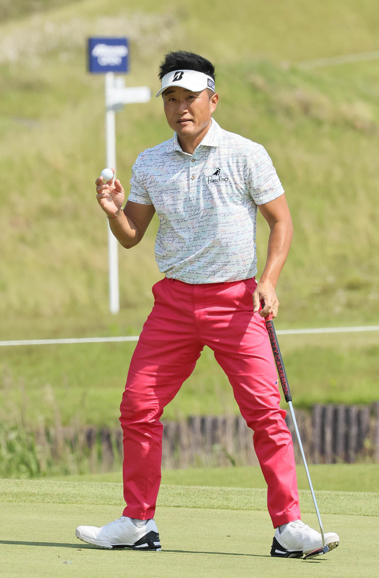 16番、バーディーパットを決め、声援に応える宮本勝昌＝2021年5月29日、JFE瀬戸内海ゴルフGC（代表撮影）