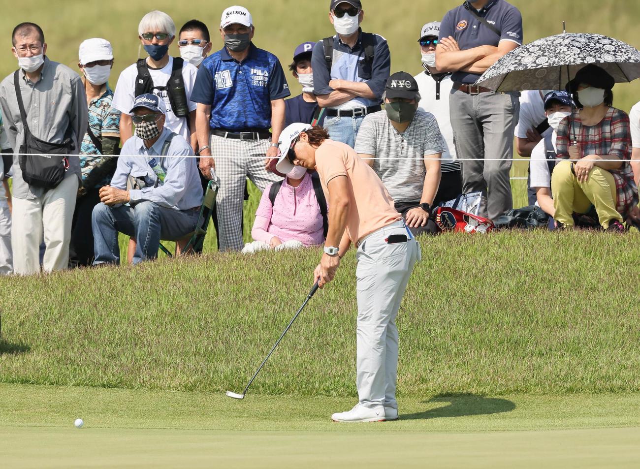 10番、グリーン脇からアプローチをする石川遼　（代表撮影）