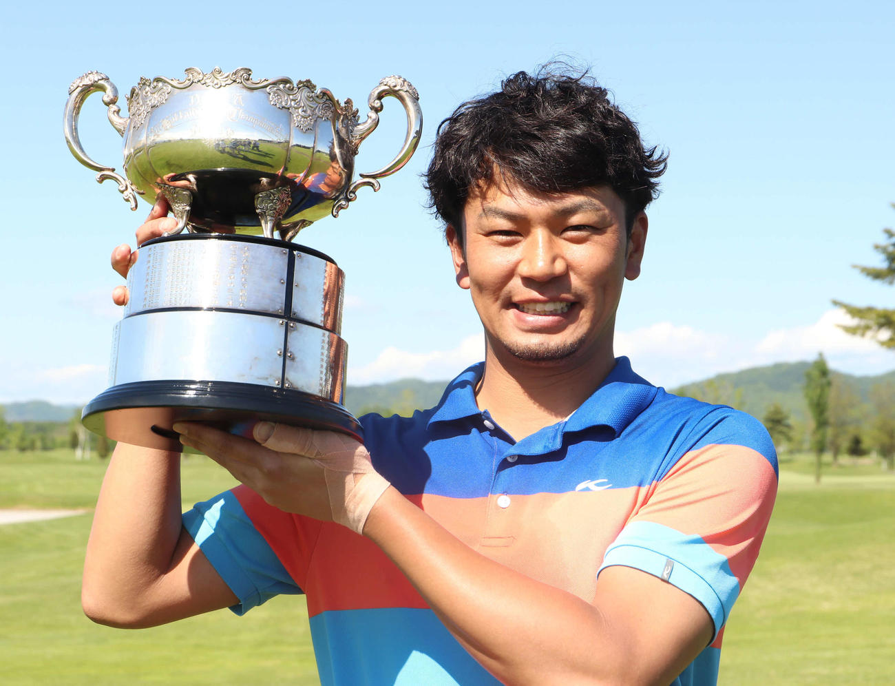 優勝カップを手に笑顔をみせる工藤（撮影・山崎純一）
