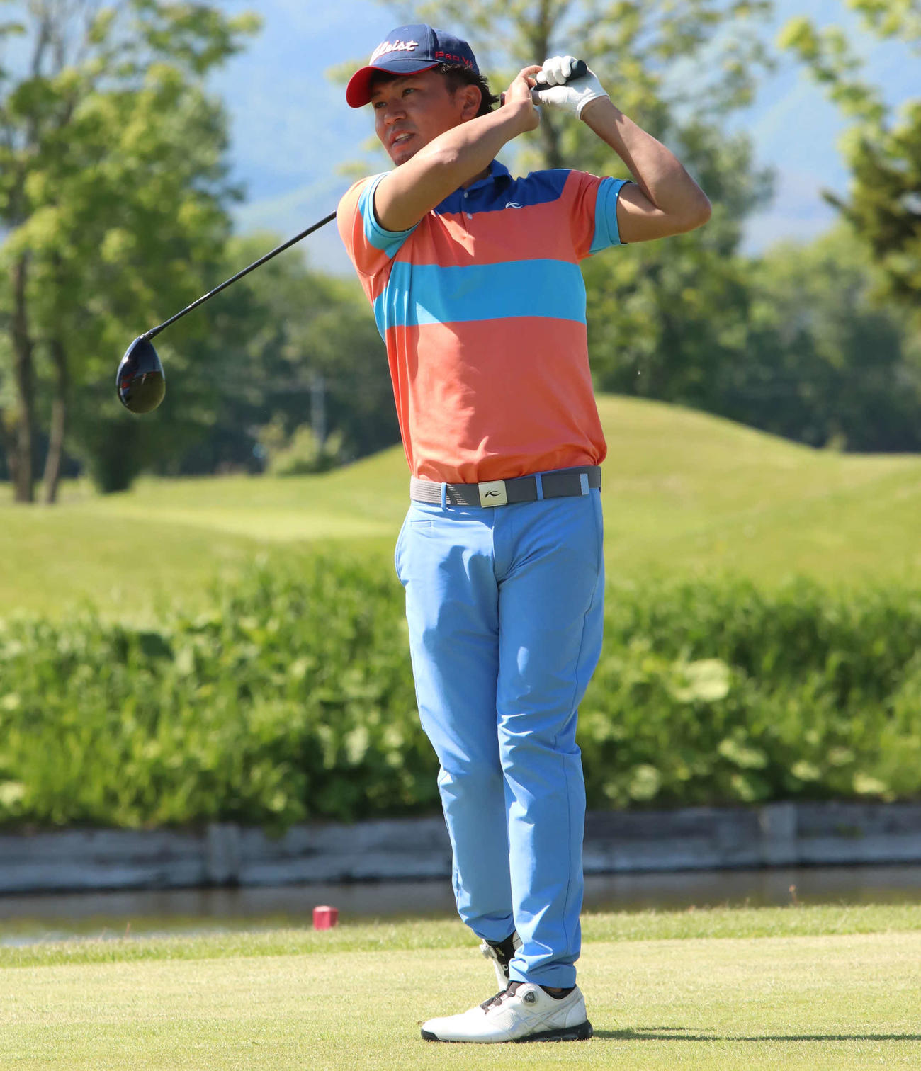 1日、北海道アマチュアゴルフ選手権最終日の18番でティーショットを放つ工藤