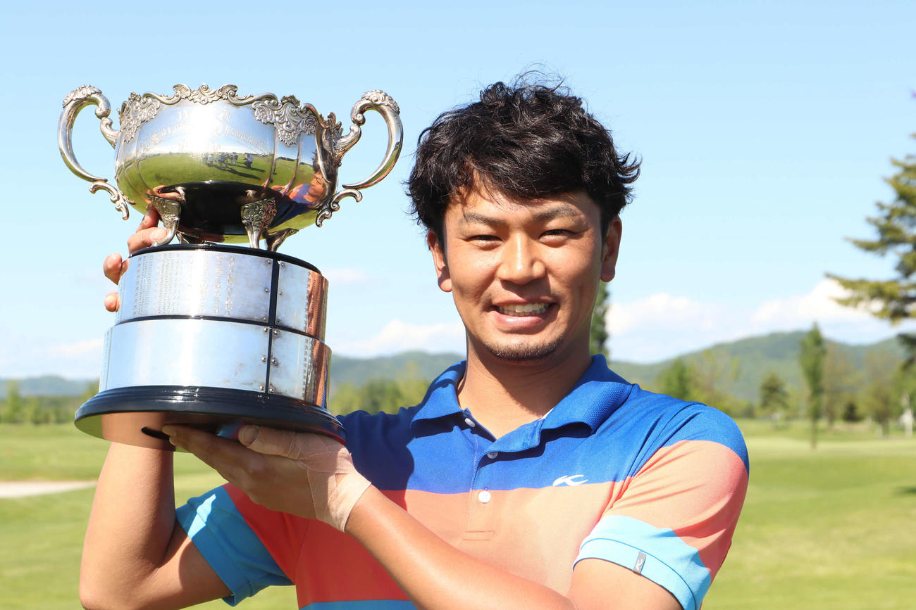 1日、北海道アマチュアゴルフ選手権の優勝カップを手に笑顔をみせる工藤