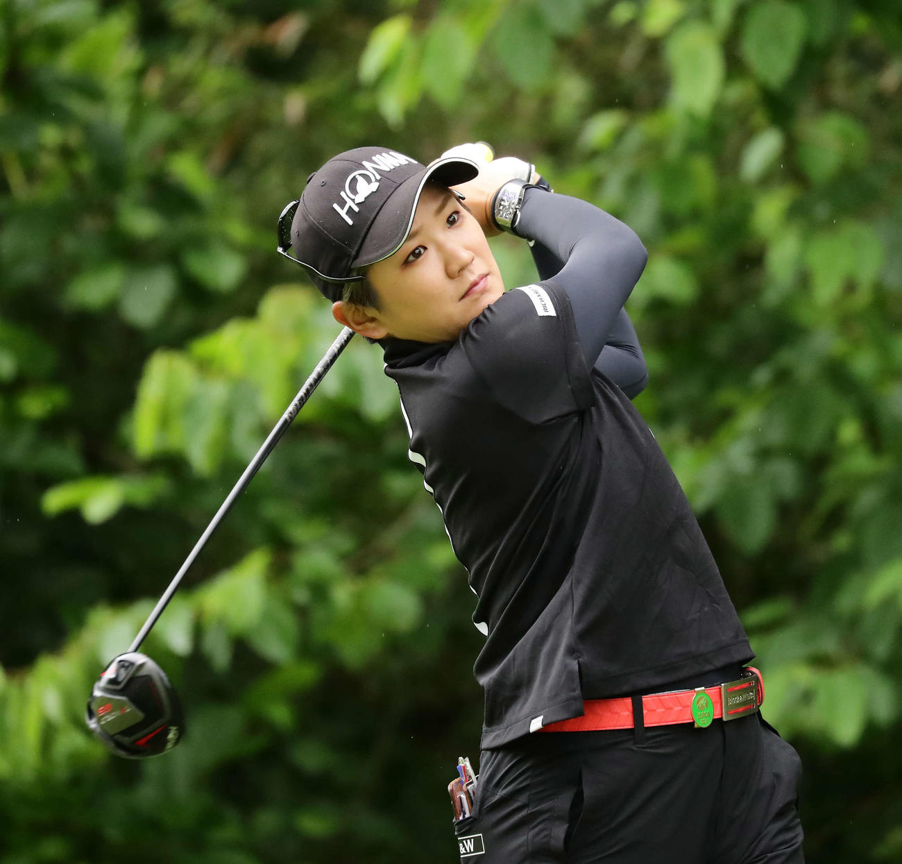 2番、ティーショットを放つ成田美寿々（撮影・丹羽敏通）