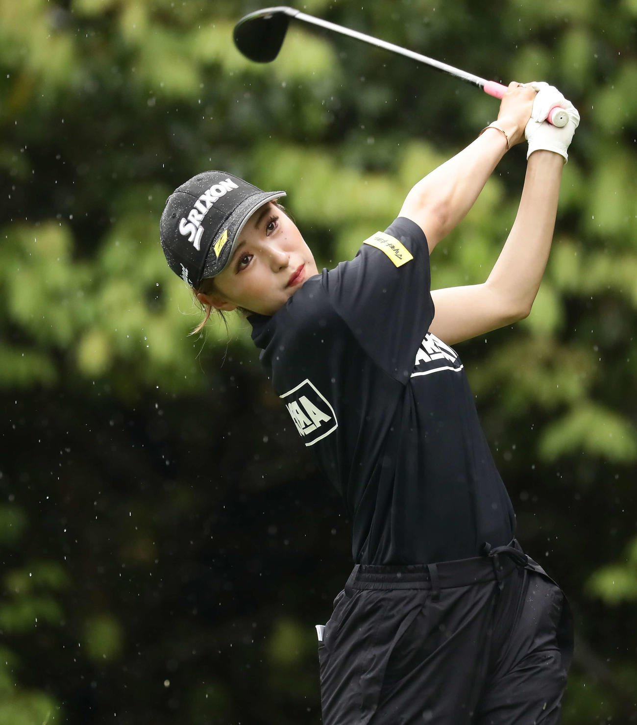 4番、ティーショットを放つ臼井麗香（撮影・丹羽敏通）