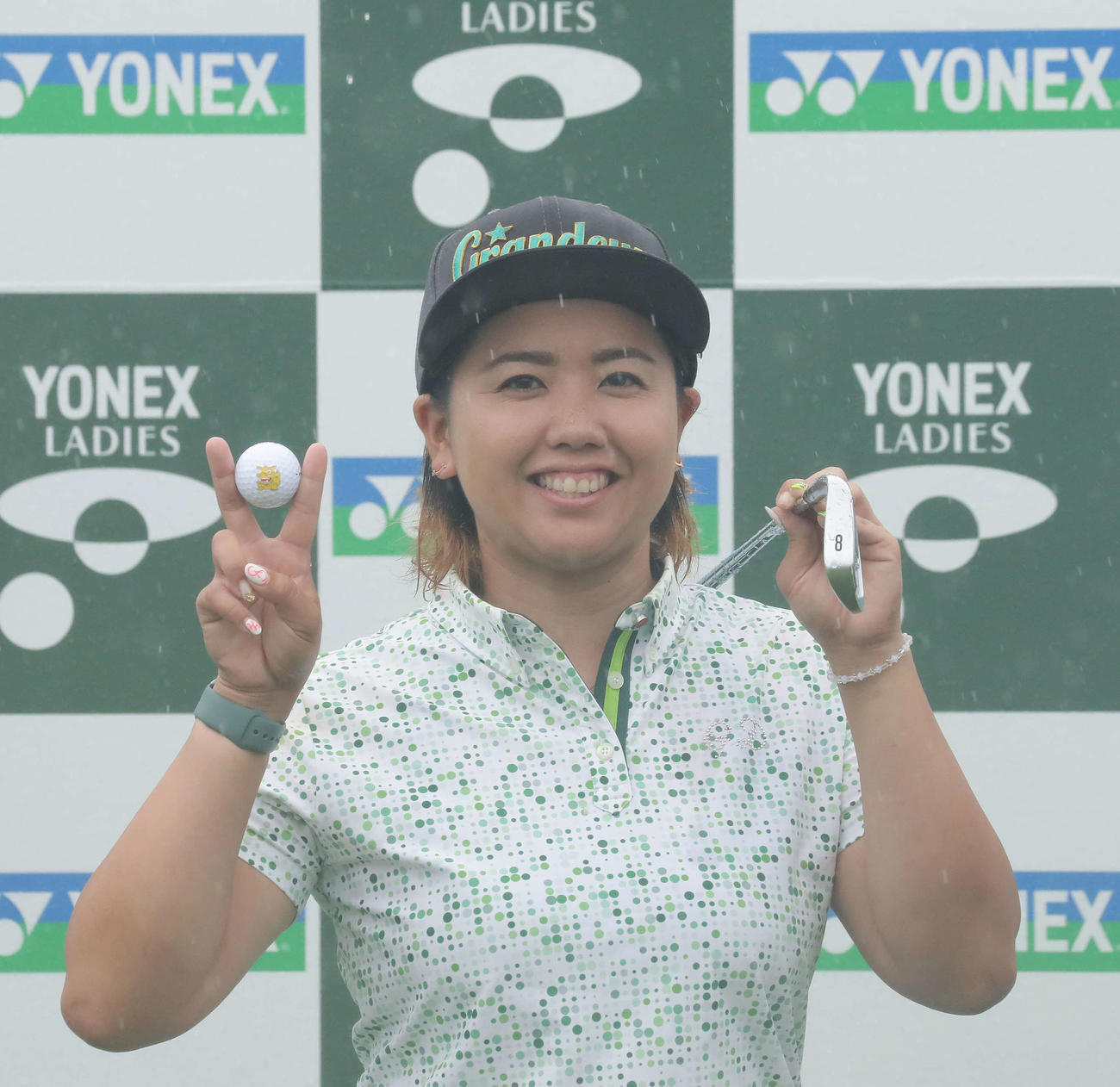 7番ショート、8番アイアインでホールインワンを達成してポーズを決める山城奈々（撮影・丹羽敏通）