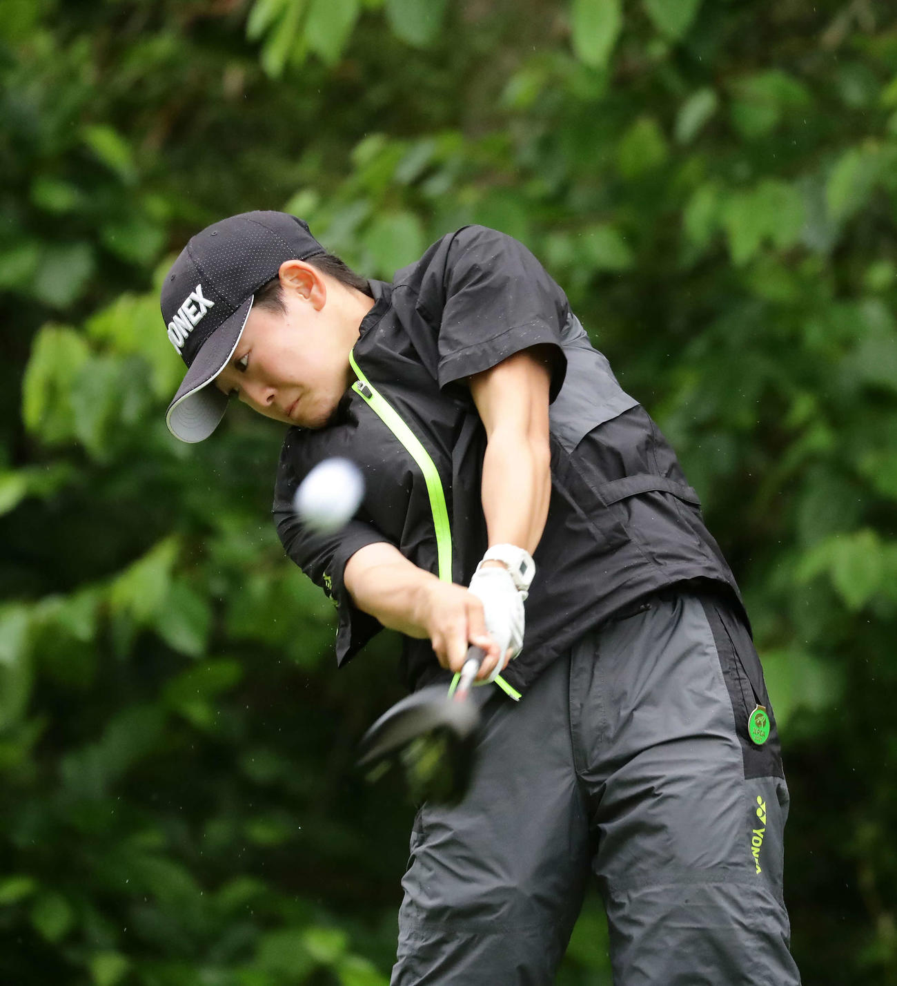 2番、ティーショットを放つアマチュアの岩井明愛（撮影・丹羽敏通）