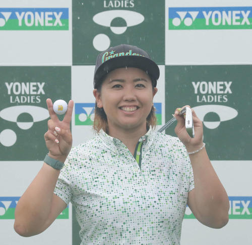 7番ショート、8番アイアインでホールインワンを達成してポーズを決める山城奈々（撮影・丹羽敏通）